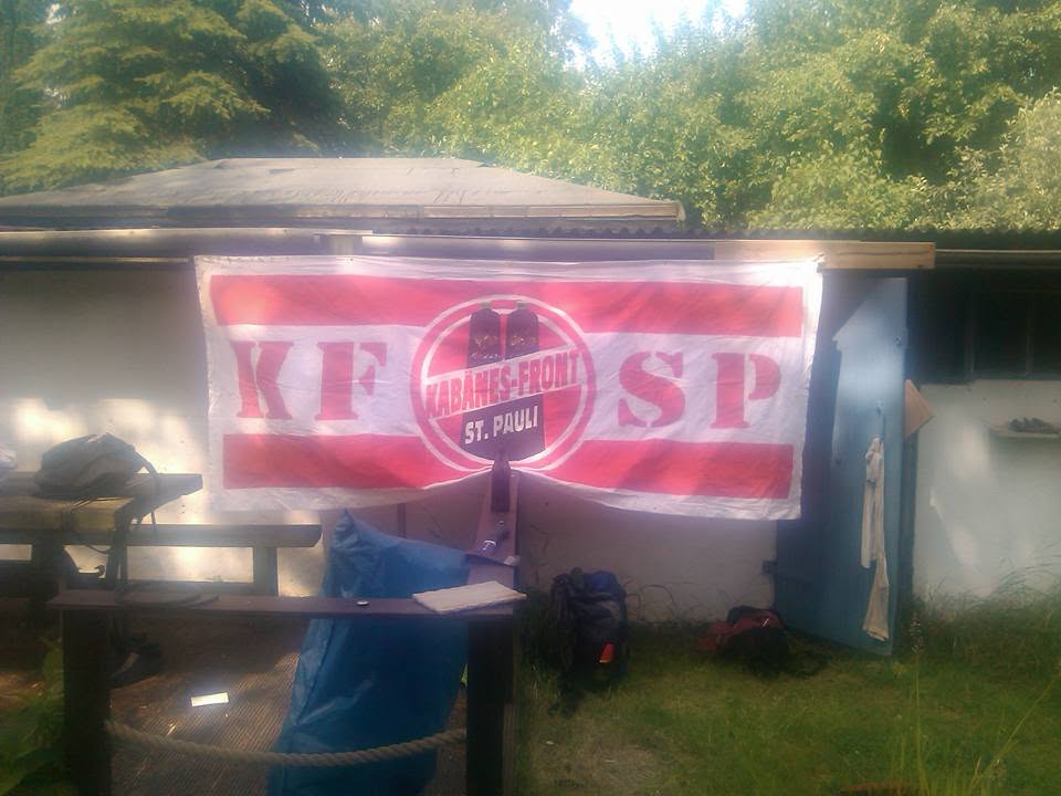 Zaunfahne der Kabänes-Front Sankt Pauli mit den Buchstaben KF SP